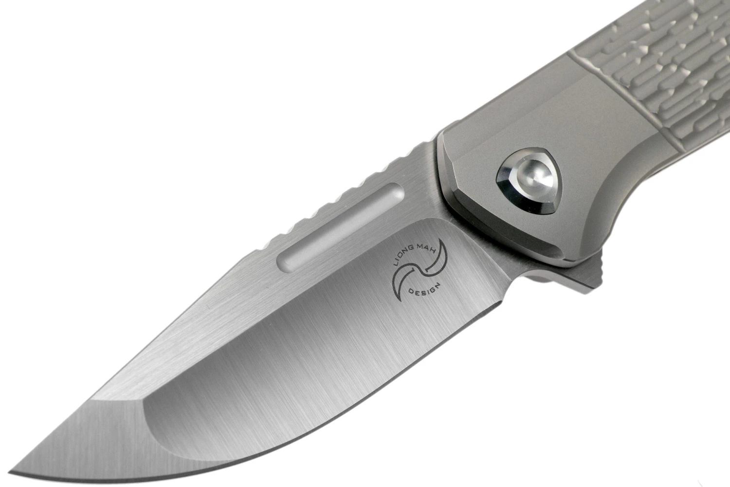 Liong Mah Lanny V2, Textured Titanium, Satin M390 Navaja - Imagen 3